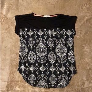 Black and white short sleeve tee